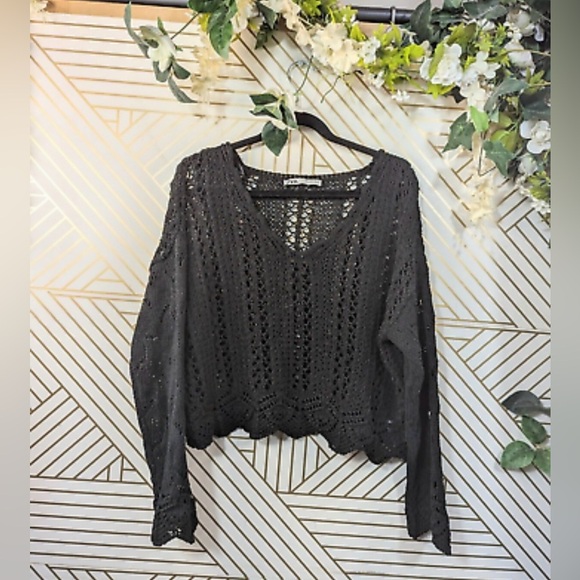 NWT Zara MEL Black Cropped Ribbed V-Neck knit peek-a-boo sweater size Medium - Picture 1 of 9